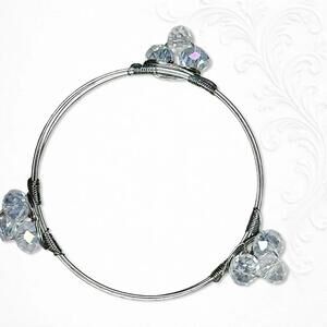 6005gc. Silvertone Wire Bracelet Aurora Borealis